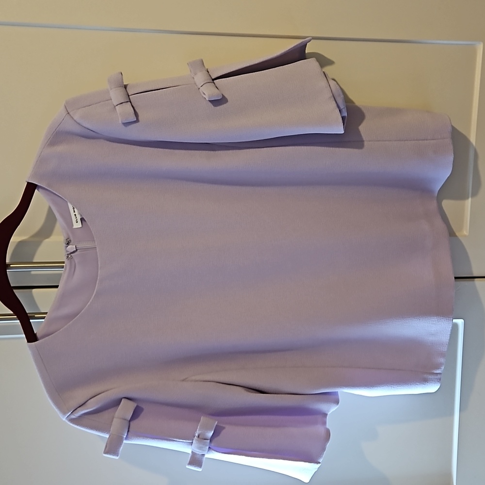 Beautiful Club Monaco lilac top